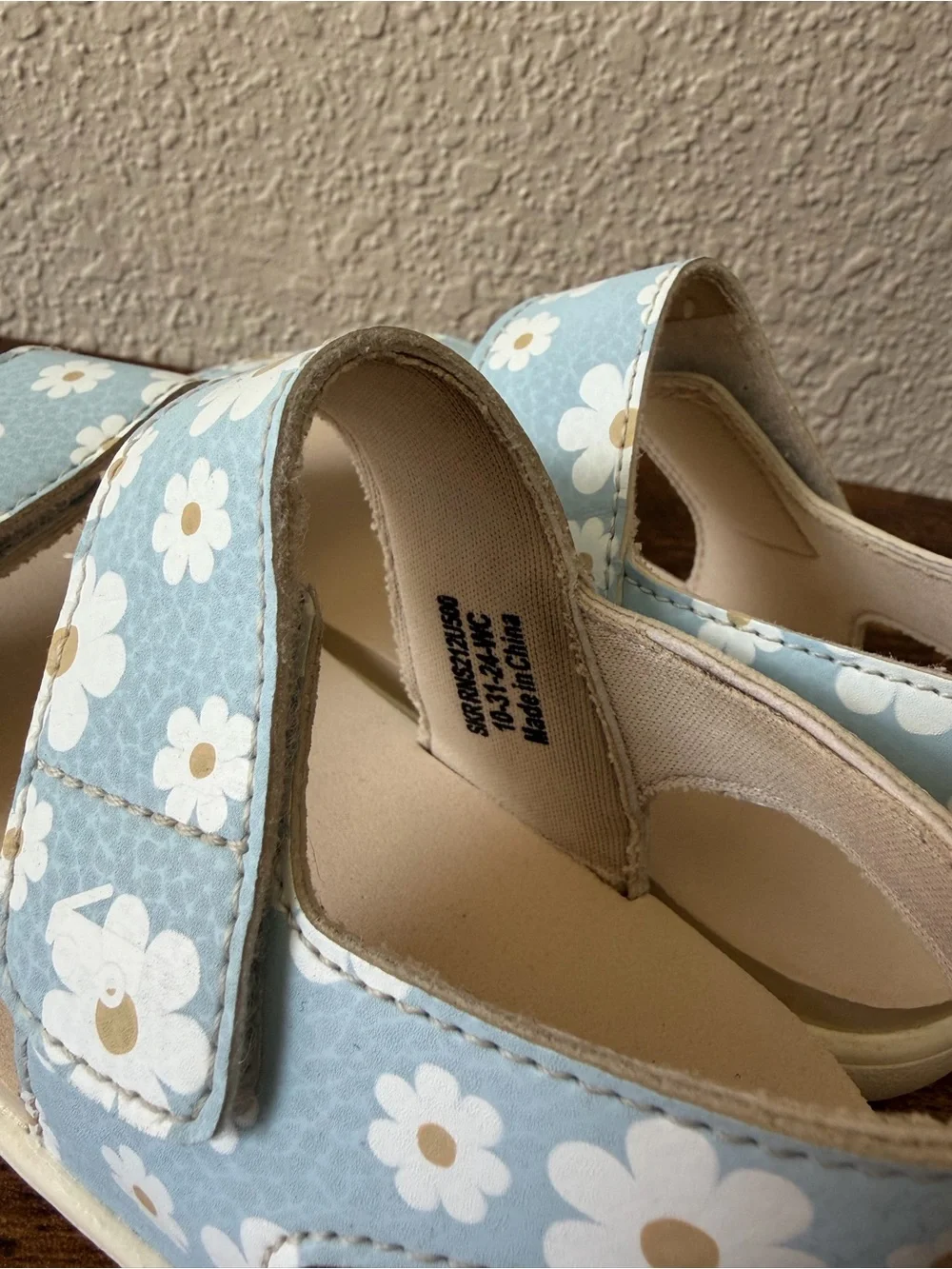 See Kai Run Girls 11 Jaylen Sandal Hook Loop Water Friendly Daisies Blue White
